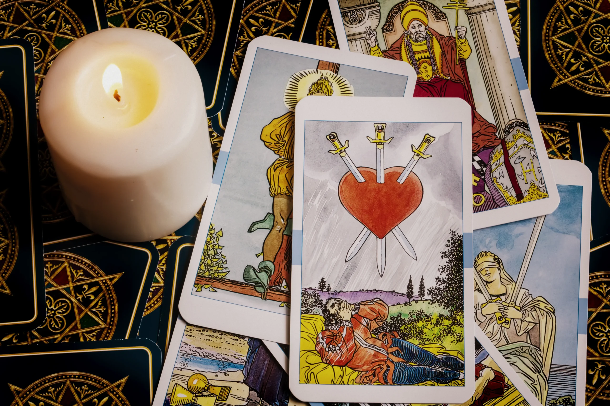 Cartas del tarot y vela