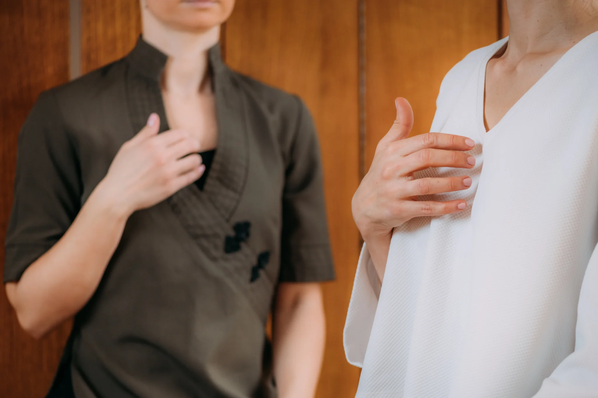 dos mujeres realizando meditación guiada