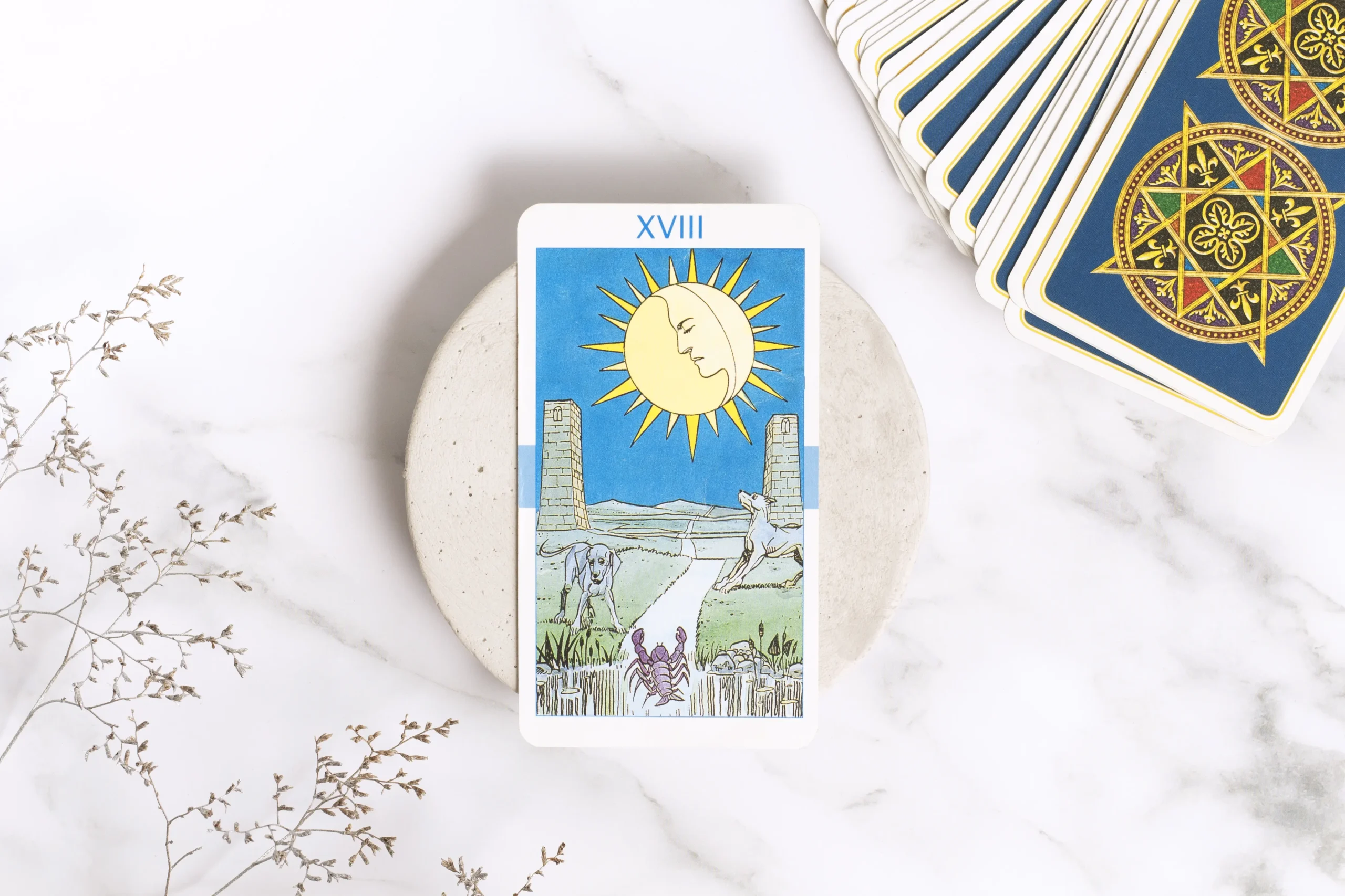 Carta del tarot sobre fondo de mármol
